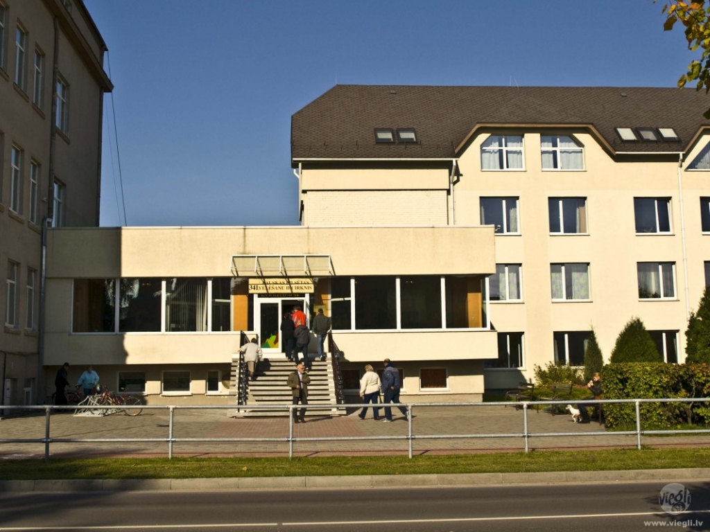 Reorganizējot Bauskas 1. vidusskolu, uz tās bāzes izveidota Bauskas valsts ģimnāzija un Bauskas sākumskola. Sākumskolas direktora amatam tika sludināts konkurss.
Autors: no «Bauskas Dzīves» arhīva