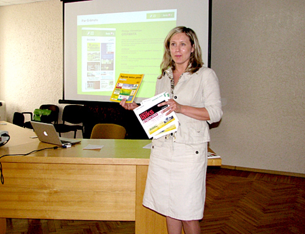 «Zaļo lapu» pārdošanas vadītāja Inese Krūklīte iepazīstina ar jauno pilsētas informācijas grāmatu «Zaļās lapas/Bauska24», kā arī rāda agrāko gadu izdevumus.
Autors: Vilnis Auzāns