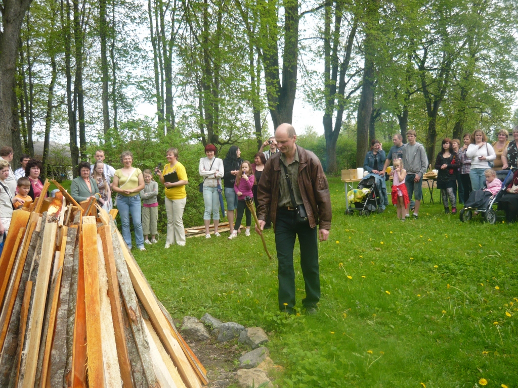 Ģimenes dienu Vecumniekos atzīmēja arī pērn. Ugunskuru aizdedz stelpietis Egils Neliuss.
Autors: No «Bauskas Dzīves» arhīva.
