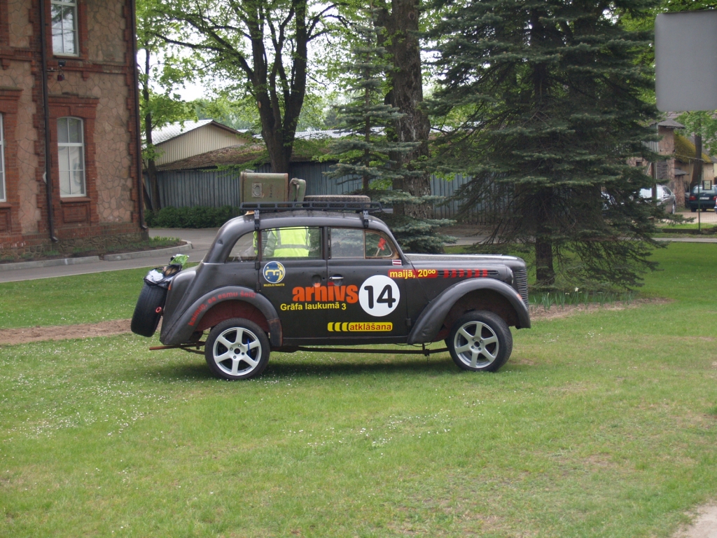 Muzeju nakts sarīkojumu – Iecavas novada sporta vēstures ekspozīcijas atklāšanu – oriģinālā veidā reklamē pie novada kultūras nama.
Autors: Antra Ērgle