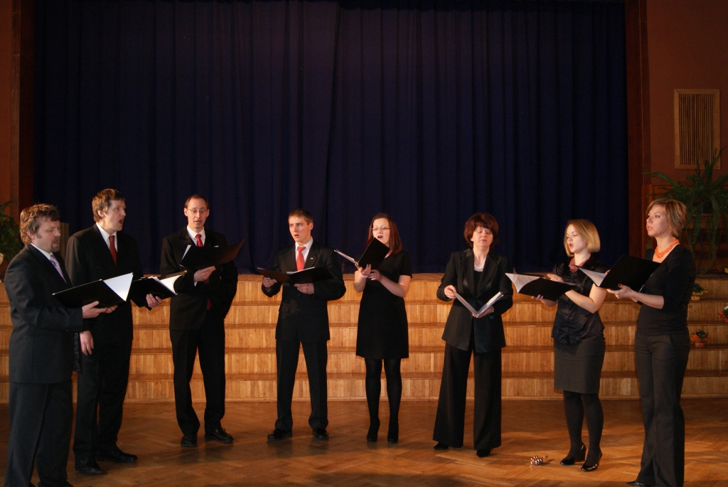 Iecavnieki uzstājas Misas kultūras namā (no kreisās): ansambļa vadītājs Māris Drēviņš, Edvīns Circenis, Romualds Latkovskis, Kaspars Brants, Līva Drēviņa, Arita Orrava, Stefānija Sidorenko, Kristīne Kugrēna. Finālā piedalīsies arī Solvita Dārziņa.
Autors: No kultūras nama arhīva.