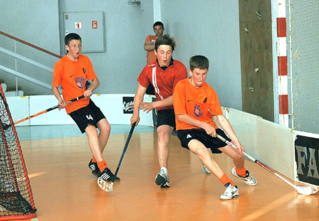 Aiz vārtiem cīnās «Bauskas BJSS» U-14 komandas spēlētāji Aivis Barkovskis (14. numurs) un Uģis Jirgensons (4. numurs). 
Autors: Uldis Varnevičs