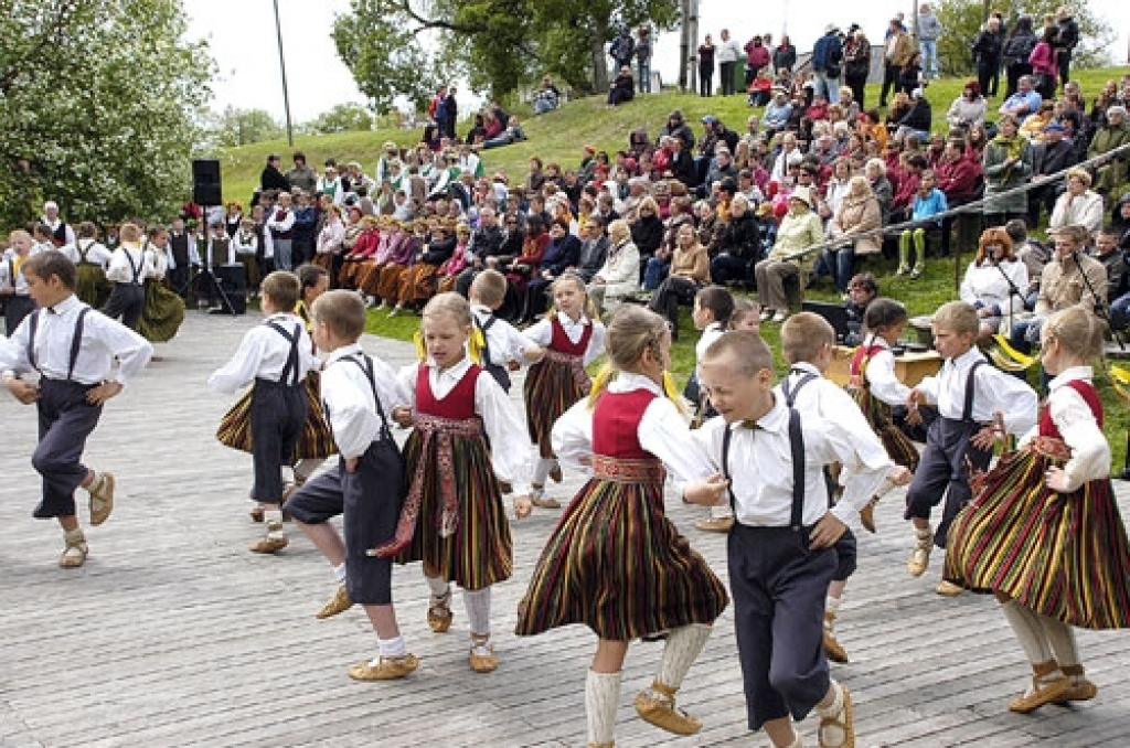Ikgadējais skolēnu dziesmu un deju festivāls «Pavasaris Šēnbergā» Skaistkalnē noritēs piektdien, 13. maijā.
Autors: No «Bauskas Dzīves» arhīva.