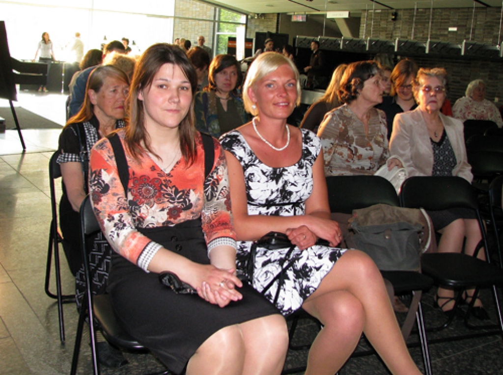 Lāsma Bērziņa (no kreisās) un Dina Tamašūna Dailes teātrī pirms izrādes «Amadejs» ieklausās tās veidotāju un ekspertu viedokļos.
Autors: Vilnis Auzāns