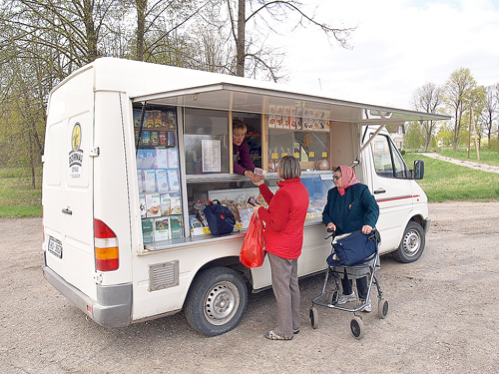 Laipno un rosīgo Mairitu Eniku, kura gan tirgojas, gan vada gardumiem pildīto busiņu, autoveikala pircēji Iecavas novadā sagaida ar īpašu prieku.
Autors: Antra Ērgle