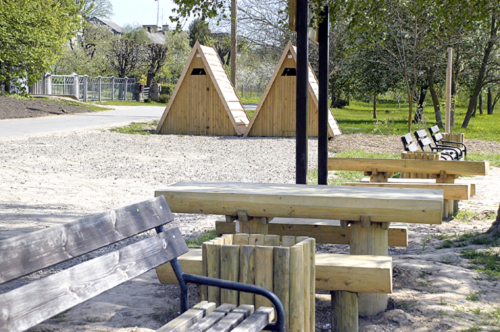 Šīs nedēļas beigās jauno atpūtas vietu Krasta ielā jau varēs izmantot. Divas koka tualetes, trīs galdi un soli izgatavoti par Eiropas struktūrfondu līdzekļiem, kas bija paredzēti Mūsas upes posmu tīrīšanas projektā. 
Autors: Ivars Bogdanovs