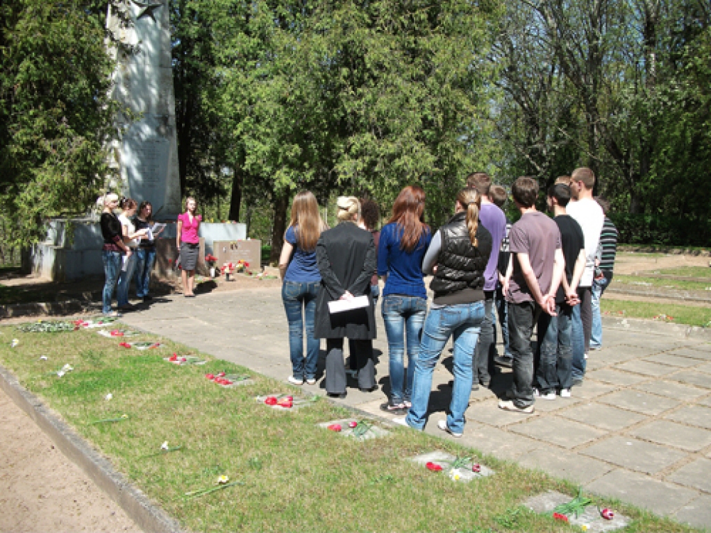 Bauskas 2. vidusskolas 11.b klases audzēkņi 9. maijā brāļu kapos ne tikai nolika ziedus, bet arī ieturēja vēstures stundu.
Autors: Kristaps Ābelnieks