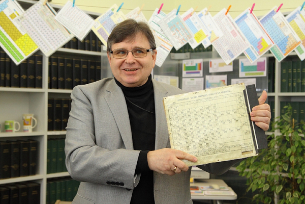 Latvijas Universitātes (LU) ķīmijas zinātņu bibliotēkā Rīgā apskatāma Iecavas vidusskolas skolotāja, Daugavpils universitātes (DU) asociētā profesora Mihaila Gorska ķīmisko elementu periodisko tabulu kolekcija «Ķīmija tabulās».