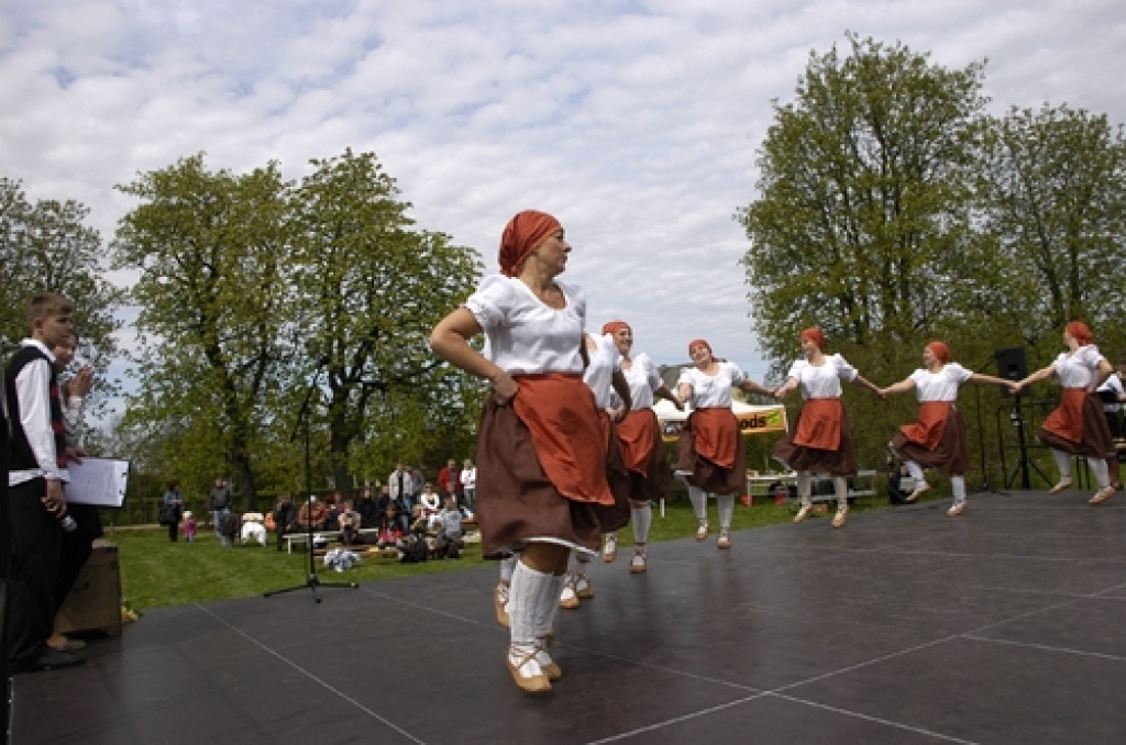  Ar Mākslas dienām veltītu pasākumu sestdien, 7. maijā, Pilsrundālē pie viesu nama «Baltā māja» pirmoreiz iemēģināta pašvaldības iegādātā saliekamā brīvdabas skatuve.
Autors: Ivars Bogdanovs