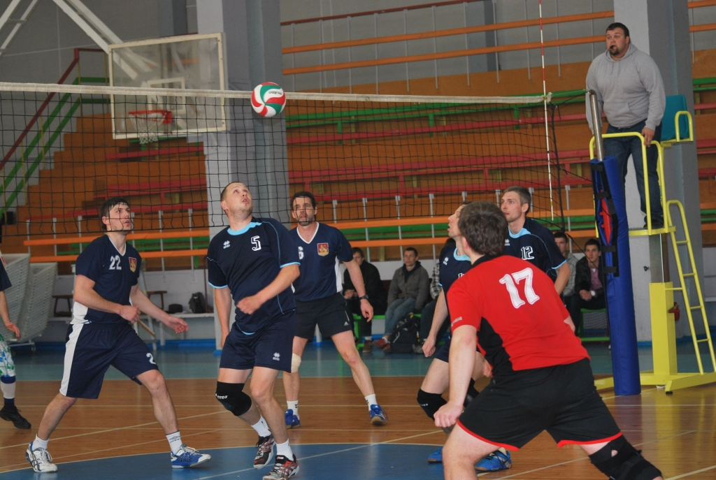 «Kur kritīs bumba?» Cenšas uzminēt gan «Vecumnieku» komandas spēlētājs Ivars Sproģis (vidū), gan arī pārējie spēlētāji laukumā. 
Autors: Uldis Varnevičs