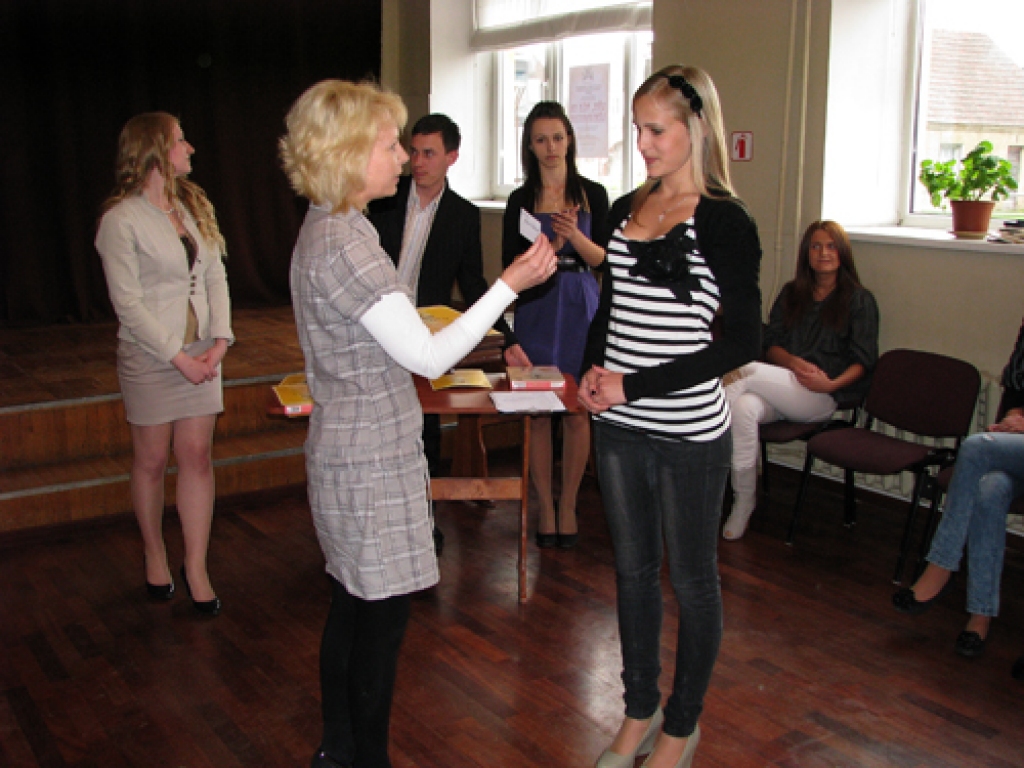 Zane Indrika ieguva «Pilsoniskās savienības» Bauskas jauniešu nodaļas rīkotā konkursa galveno balvu – ceļojumu uz Briseli – un izpelnījās arī Bauskas tautas nama darbinieku simpātijas.
Autors: Kristaps Ābelnieks