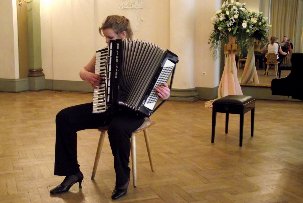 Bauskas mūzikas skolas audzēkne Laura Pātaga, uzstājoties Latviešu biedrības namā.
Autors: No albuma.