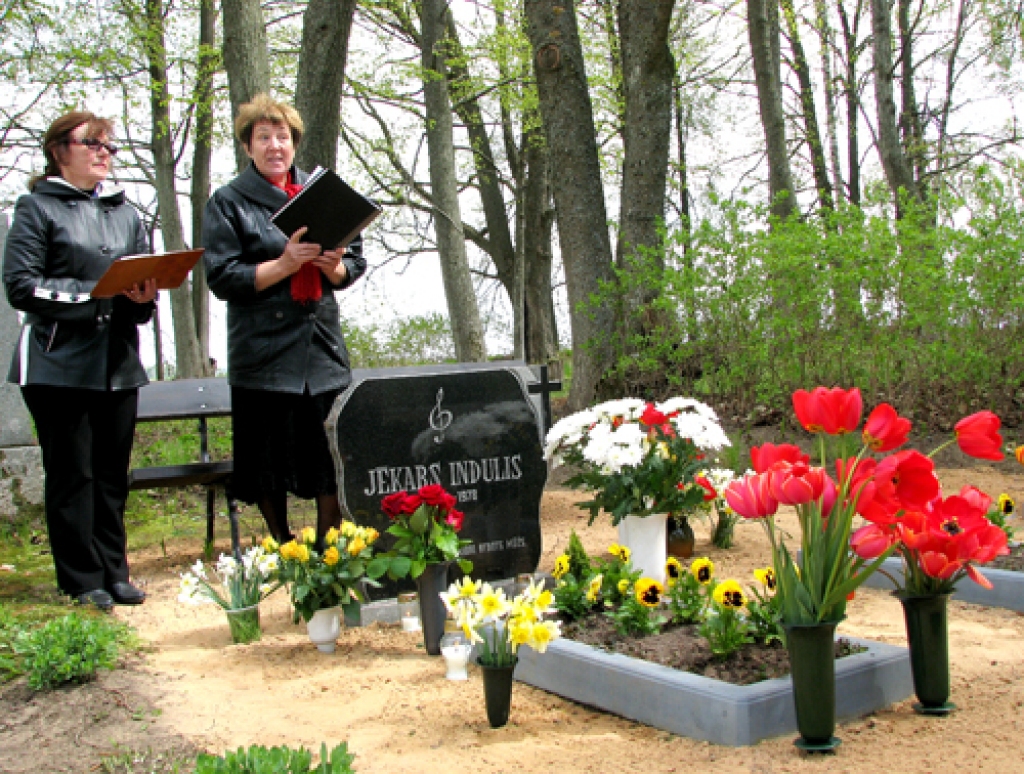 Pie piemiņas akmens Jēkabam Indulim sanākušos uzrunā Ceraukstes pagasta kultūras darba organizatore Inita Gilberte un skolotāja Ināra Dimante.
Autors: Vilnis Auzāns