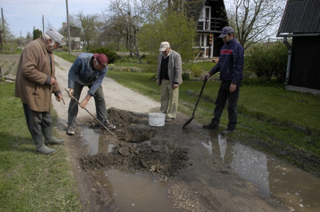 Plīsušo caurules posmu meklē Gunārs Rigerts (no kreisās), Imants Rigerts, Oskars Dombrovskis un Raivis Paulovičs. 
Autors: Ivars Bogdanovs