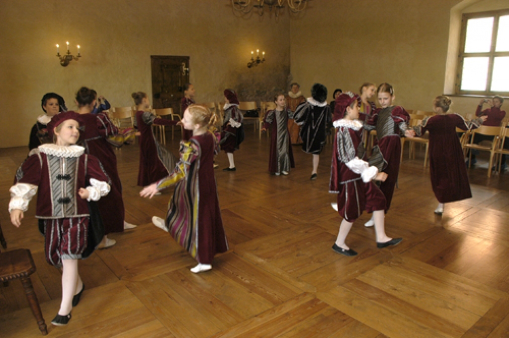 Bauskas pili 6. maijā apmeklēja un nelielu koncertu sniedza ekskursanti no Viļņas - skolēnu deju studijas dalībnieki. Viņi apgūst tautas un renesanses laikmeta dejas.
Autors: Ivars Bogdanovs