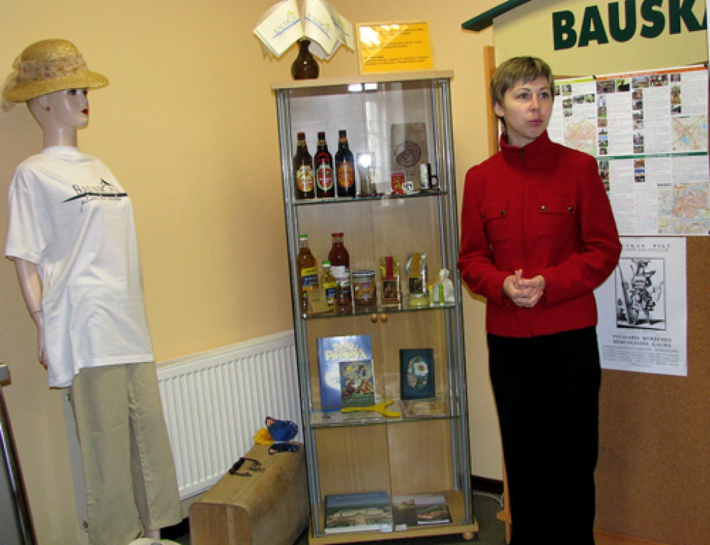 Bauskas Tūrisma informācijas centra vitrīnā apskatāmas preces, ko ceļotāji var aizvest mājās kā ciemkukuli no Bauskas. 4. maijā šo ekspozīciju atklāja TIC vadītāja Inese Turkupole-Zilpure.
Autors: Vilnis Auzāns