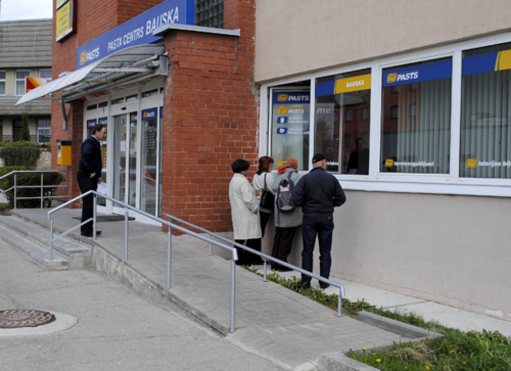 Pasta centrā «Bauska» 5. maija rītā ieejas durvis bija salauztas, liedzot klientiem ieeju ēkā. Tas īpašas raizes radījis pensionāriem, kuri nevar saņemt pensiju. Lai novērstu problēmas, klienti pasta centrā «Bauska» tika apkalpoti pa logu. 
Autors: Juris Iļņickis