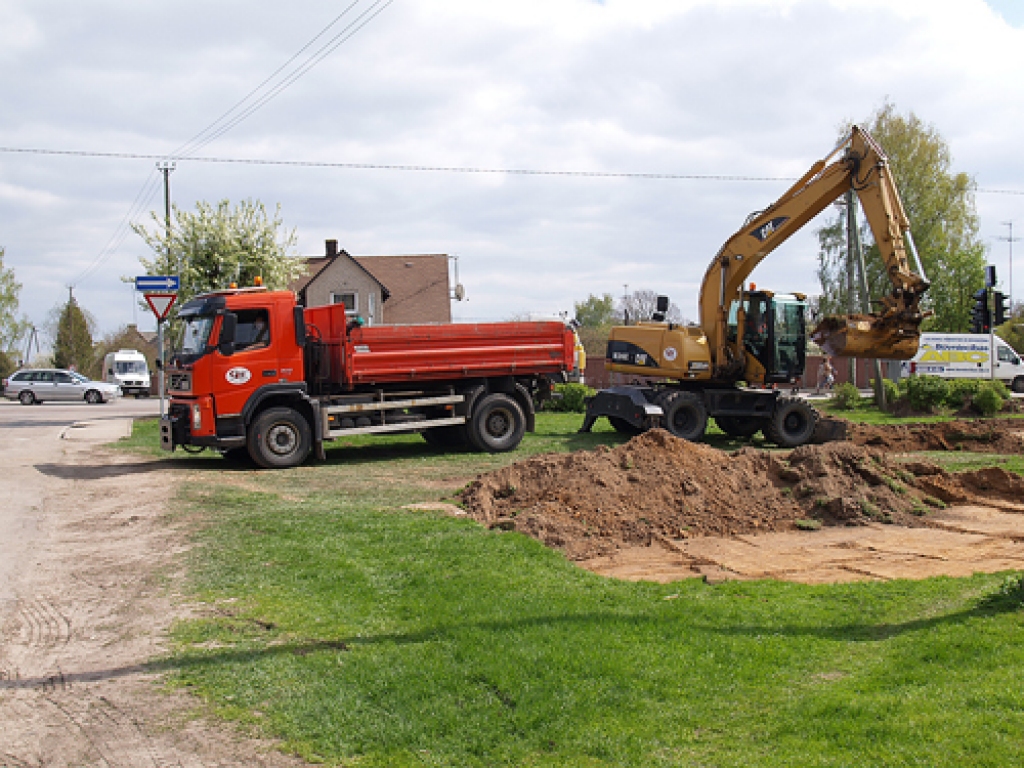 Firmas ''Ceļu pārvalde'' strādnieki un tehnika sākuši A7 posma - Iecavas Rīgas ielas rekonstrukciju.
Autors: Antra Ērgle