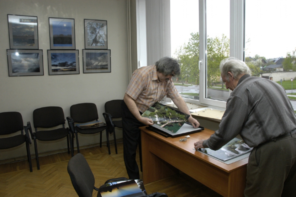 Laimonim Šulcam fotoizstādi Bauskas novada domes ēkā iekārtot palīdz kolēģis Nikolajs Ševerjovs.
Autors: Ivars Bogdanovs
