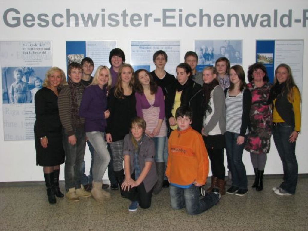 Dzimtmisas pamatskolas delegācija pērn decembrī ciemos pie Vācijas draugiem Billerbekas Eihenvaldu reālskolā.
Autors: No skolas arhīva.