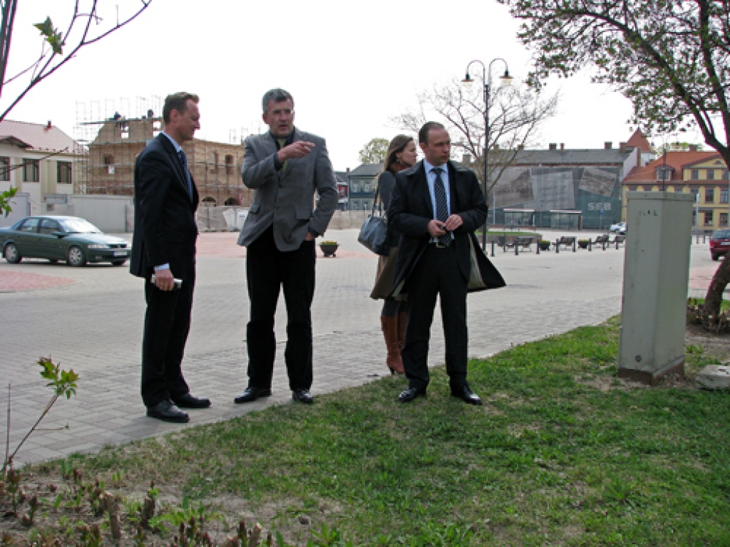 Novada domes deputāts un vēsturnieks Raitis Ābelnieks (centrā) Ārlietu ministrijas valsts sekretāra vietniekam Andrim Razānam (no kreisās) un sekretāram Eināram Miķelsonam izrāda laukumu Rīgas ielā, kur iecerēta piemiņas monumenta būve. 
Autors: Vilnis Auzāns