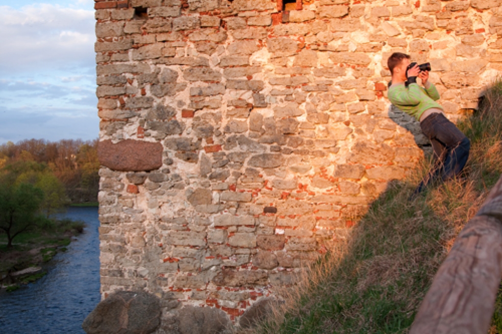Plenēra programmā bija arī ainavu fotografēšana. Ernests Dinka meklē neparastāko rakursu, kā ievert fotogrāfijā upi un pili.
Autors: Boriss Skorbins