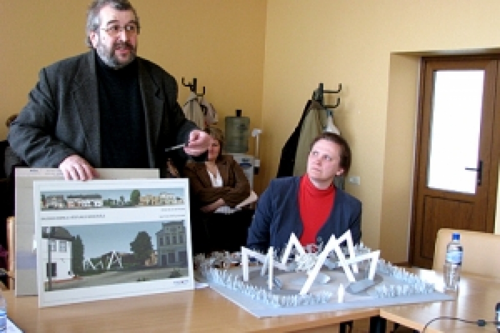 Arhitekti no SIA «Malas» Sergejs Rižs un Ineta Vītola Bauskas novada domes deputātiem prezentējuši piemiņas monumenta ieceri un maketu.
Autors: no «Bauskas Dzīves» arhīva.