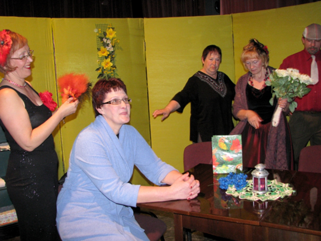 Bauskas novada teātru skatē žūrija īpaši uzteica režisori Guntu Siliņu (trešā no labās). Mirkli pirms izrādes viņa steidz dot pēdējos norādījumus saviem Vecsaules aktieriem. 
Autors: Vilnis Auzāns