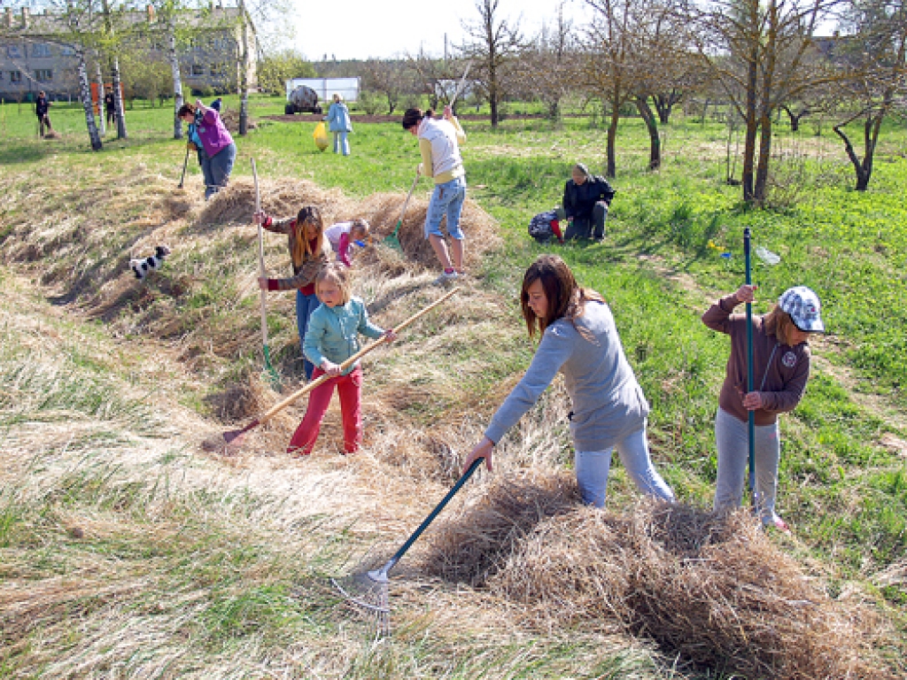 Audrupu ciematā kopīga sakopšanas talka notika pirmo reizi, visaktīvāk iesaistoties kuplajam bērnu un jauniešu pulkam.
Autors: Antra Ērgle