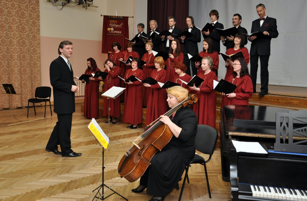 Atzīmējot kolektīva pastāvēšanas desmito gadskārtu, Vecumnieku tautas nama jauktais koris «Maldugunis» bija sagatavojis saistošu koncertprogrammu.
Autors: Žanna Zālīte