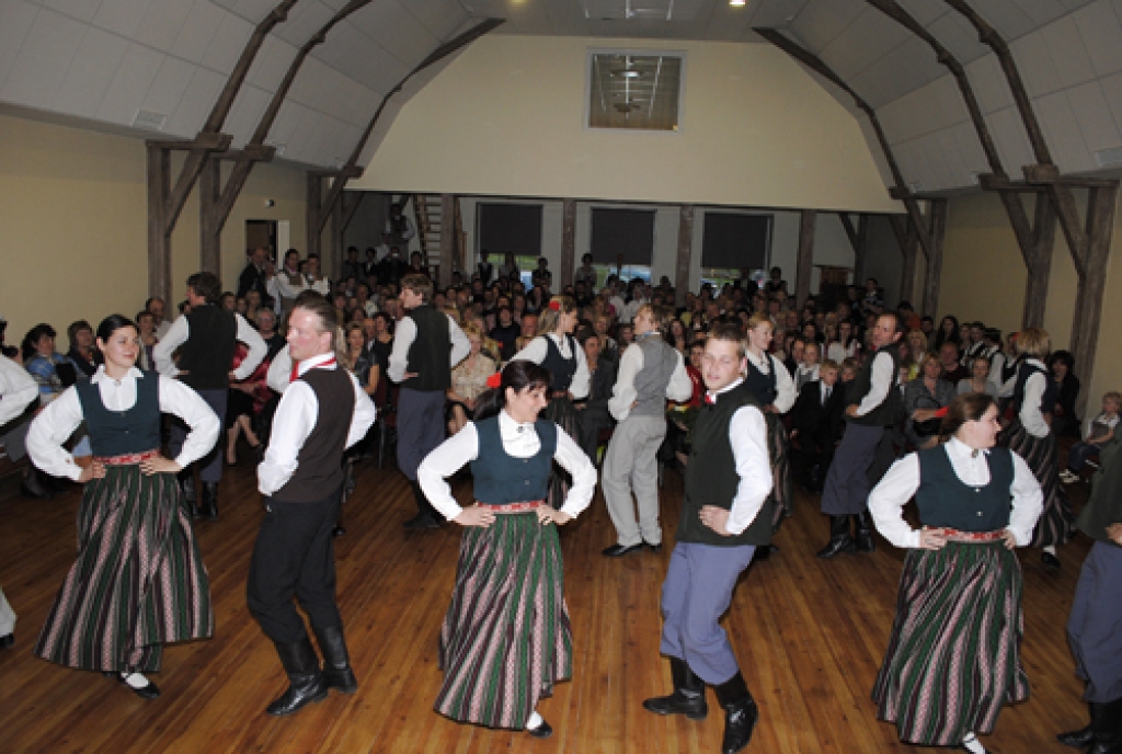 Svētku koncertā piedalījās Bārbeles tautas nama deju kopas.
Autors: Juris Iļņickis