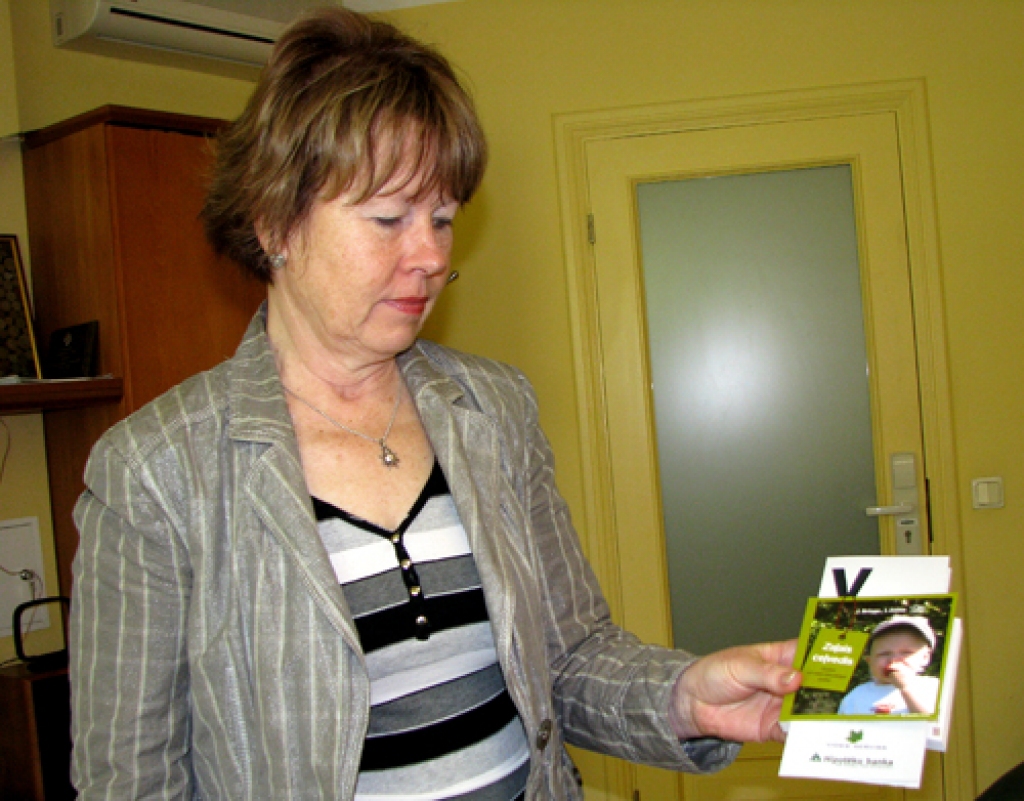 Hipotēku bankas Bauskas filiāles norēķinu daļas vadītāja Māra Bite visiem anketas aizpildītājiem sola uzdāvināt vides zinību grāmatu «Zaļais ceļvedis». 
Autors: Vilnis Auzāns