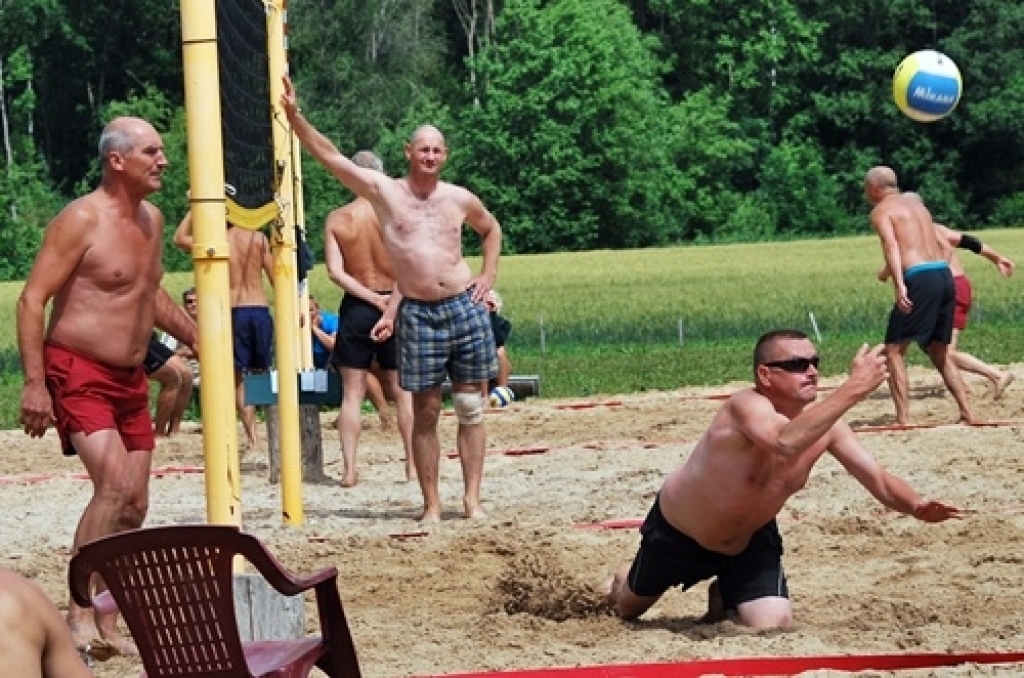 Rundāles novada «Līdumniekos» 25. jūnijā notika Pēcjāņu turnīrs smilšu volejbolā, kurā piedalījās piecas komandas.Turnīra sākums bija labs Alda Ukstiņa komandai. «Pavisam ir četras spēles. Laurus esam plūkuši divas reizes. Jāuzvar arī abos...
Autors: Uldis Varnevičs