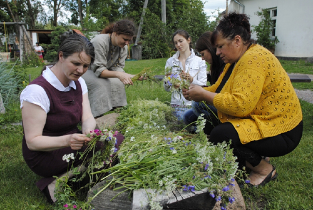 Rundālē pie «Baltās mājas» 22. un 23.jūnijā nepārtrauktā virtenē aizvijušās Līgosvētkiem piederīgas izdarības. Bija zāļu sievas Līgas Reiteres stāsti, tika vārīts siers, ceplī dedzināti keramikas priekšmeti un ceplis vērts vaļā. Bija...
Autors: Ivars Bogdanovs