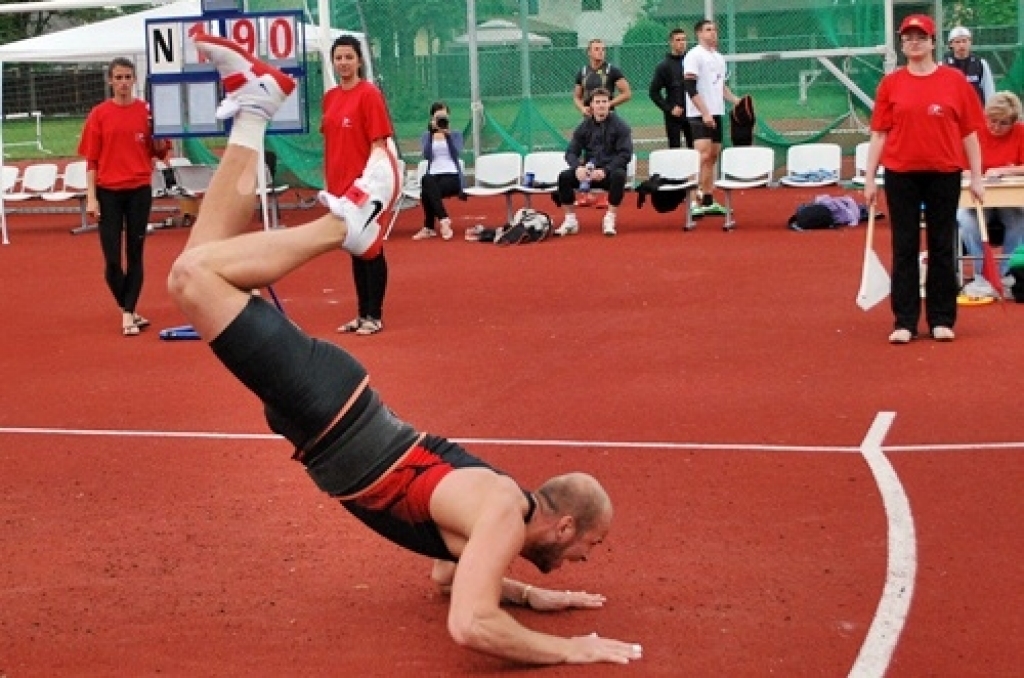 Sporta dzīves grandiozākais notikums Bauskā bija 22. jūnijā Jāņa Lūša kausu izcīņa šķēpmešanā. Tas pulcēja Latvijas labākos šķēpmetējus. Sacīkšu emocijas - fotoattēlos.
Autors: Uldis Varnevičs