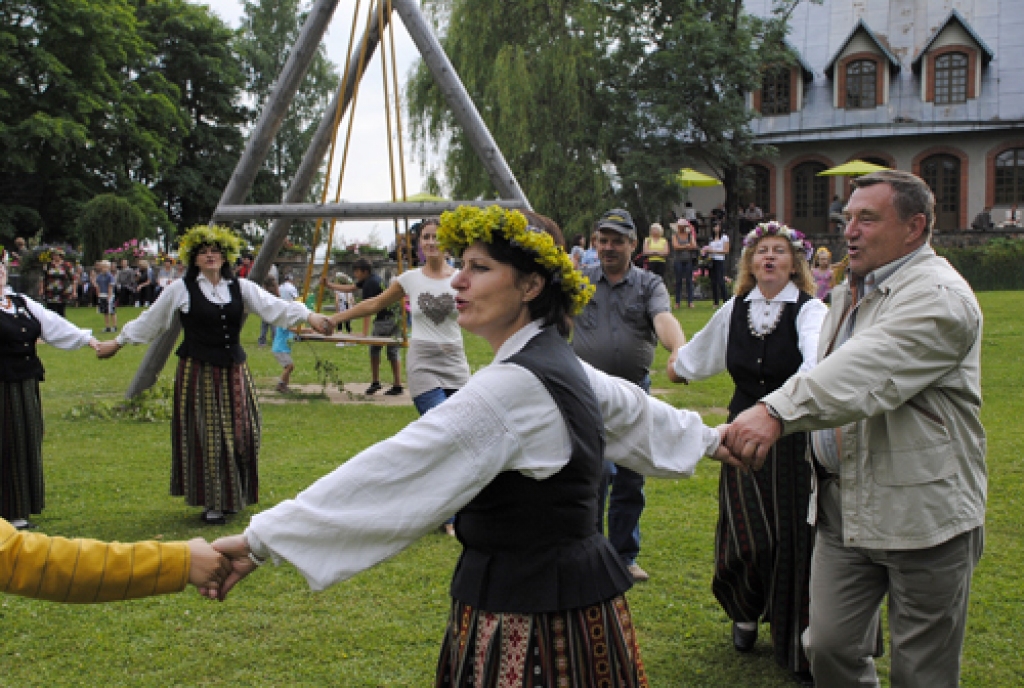 Bauskas novada Gailīšu pagastā Jāņus ielīgoja trešdien, 22. jūnijā, atpūtas kompleksā «Miķelis».
Autors: Ivars Bogdanovs