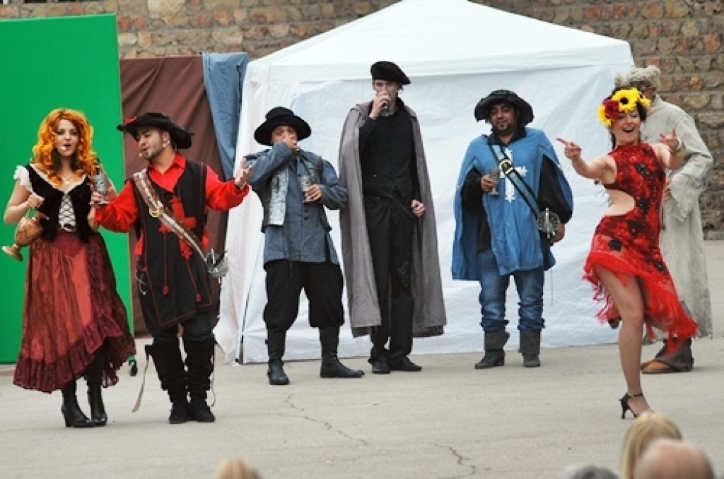 Mūsdienīgs humors, dejas un dziesmas priecēja uzveduma «Trakās musketieru dēkas» apmeklētājus. Brāļi Riči uzstājās ar muzikālu izrādi ģimenei Bauskas pilskalna estrādē 18. jūnija vakarā. 
Jāatzīst, ka uzvedumu bija patīkami vērot un...
Autors: Uldis Varnevičs