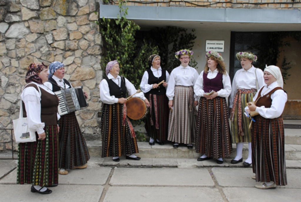 Brunavas pagasta Grenctāles bibliotēkā 17. jūnijā smaržoja meijas un skanēja dziesmas. Pēc remonta jaunās telpas piedziedāt ieradās folkloristi no Vecsaules pagasta, sveicēju vidū bija novada domes amatpersonas, bija daudz vietējo ļaužu....
Autors: Ivars Bogdanovs