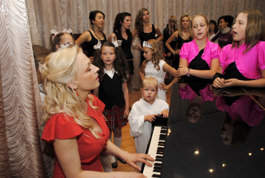 Bauskas bērnu un jauniešu centra vokālajā studijā «Miljons» ir ap 80 dalībnieku. Jubilejas koncertā 17. jūnijā vairums no viņiem bija uz skatuves. Bauskas kultūras centra lielo zāli piektdien līdz ar pašreizējiem dalībniekiem piedziedāja...
Autors: Ivars Bogdanovs