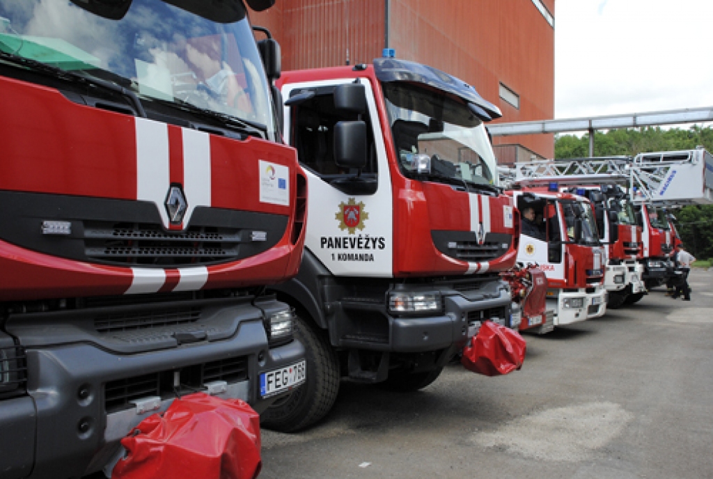 Ugunsdzēsēji no Bauskas, Iecavas, Panevēžas un Biržiem ceturtdien, 16. jūnijā, darbojās kopējās mācībās Gailīšu pagastā. Tika imitēts ugunsgrēks lopbarības ražotnē, dzēstas liesmas telpās, no 18 metrus augstā jumta nocelti cilvēki.
Autors: Ivars Bogdanovs