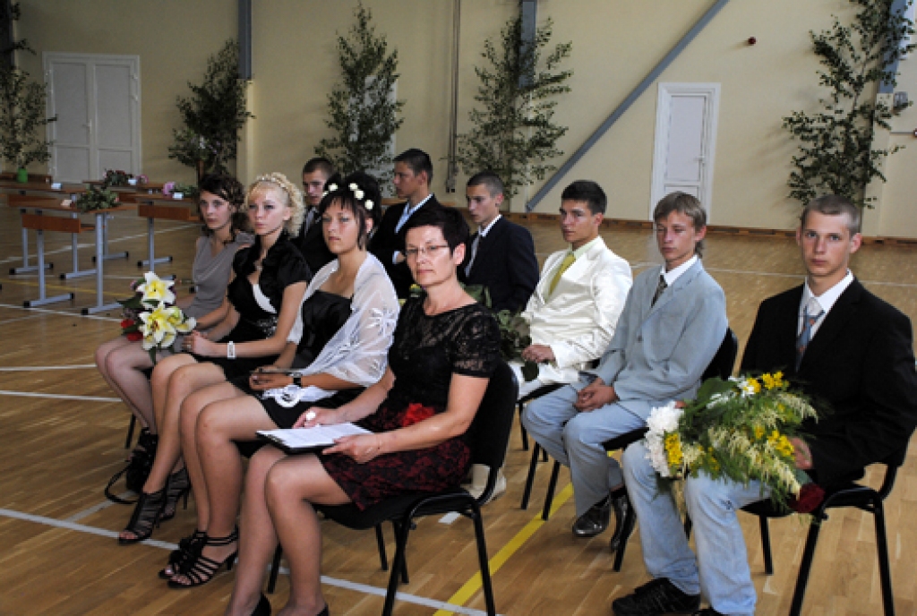 Sirsnīgā gaisotnē un skaisti rotātā Griķu pamatskolas jaunajā sporta zālē piektdien, 10. jūnijā, sumināja deviņus absolventus un viņu klases audzinātāju Ludmilu Baltrušaiti. Ziedus un suvenīrus jauniešiem pasniedza arī Ceraukstes pagasta...
Autors: Ivars Bogdanovs