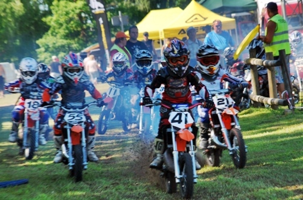 Uzvaras Latvijas čempionāta ceturtajā posmā Vecumnieku novada Stelpes pagasta Pīlādžu mototrasē izcīnīja Kristers Drevinskis un Andris Štendenbergs.  Sacensībās 4. un 5. jūnijā piedalījās 270 braucēju. Ērika Pīlādža izveidotā trase ...
Autors: Uldis Varnevičs