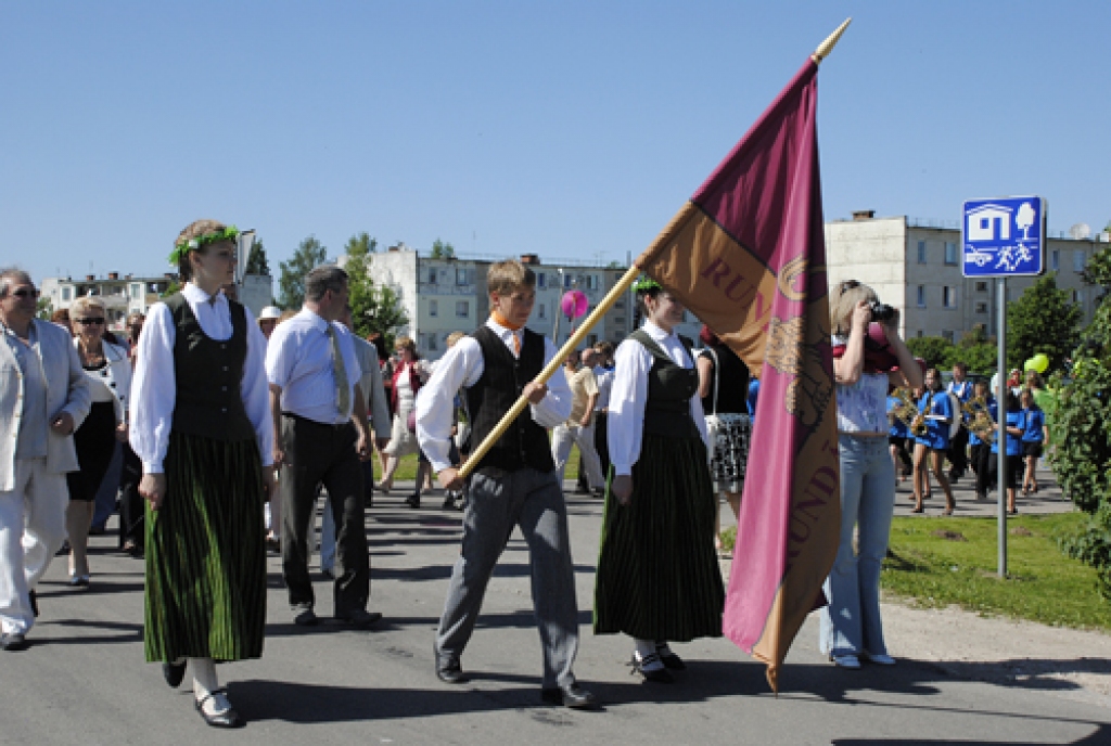 4.jūnijā rundālieši svinēja jau otros novada svētkus. Uz tiem ļaudis pulcējās Rundāles pils dārzā. Svētkus kuplināja krāšņs gājiens un bagātīgs koncerts.
Autors: Ivars Bogdanovs