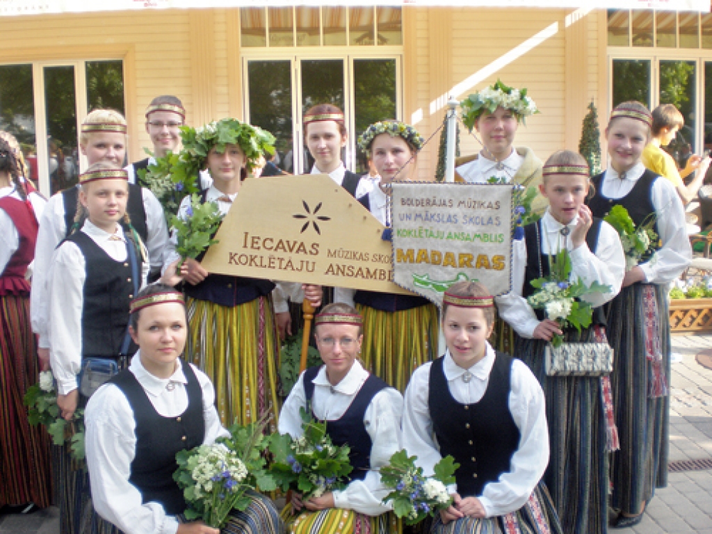 Pirms gājiena Iecavas koklētājas kopā ar Bolderājas mūzikas skolas audzēknēm. 