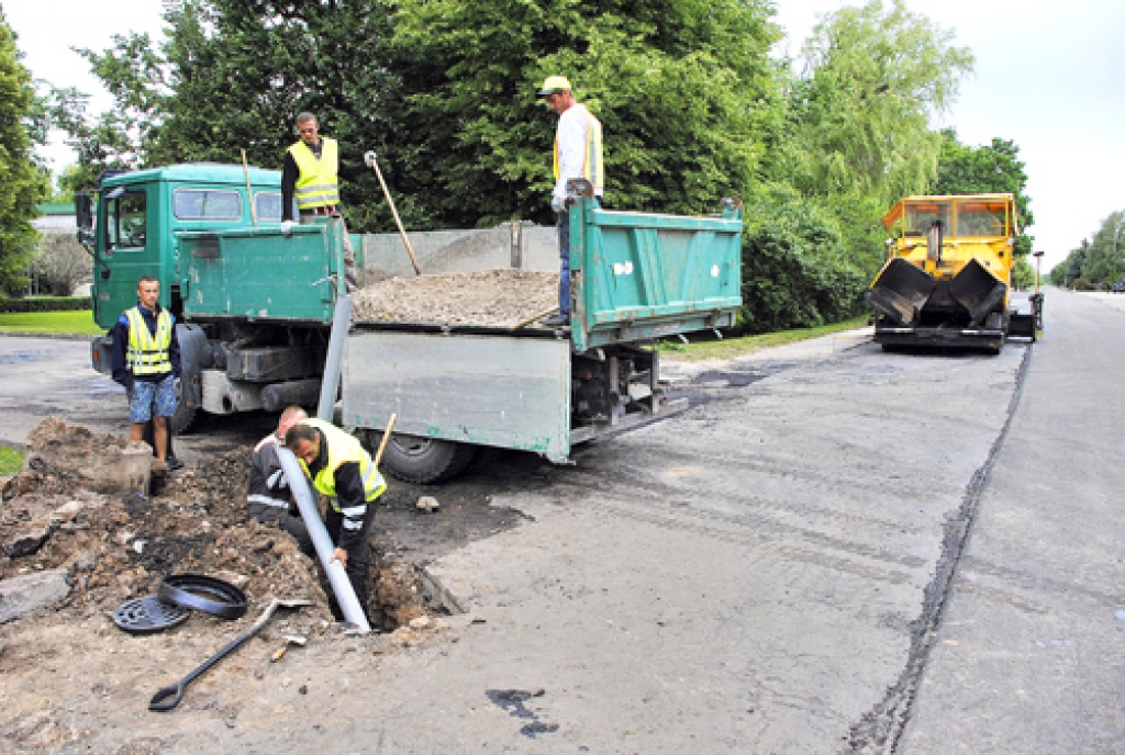 SIA «Viona» strādnieki steidz pēdējos Uzvaras ielas asfaltēšanas darbus Gailīšu pagastā.