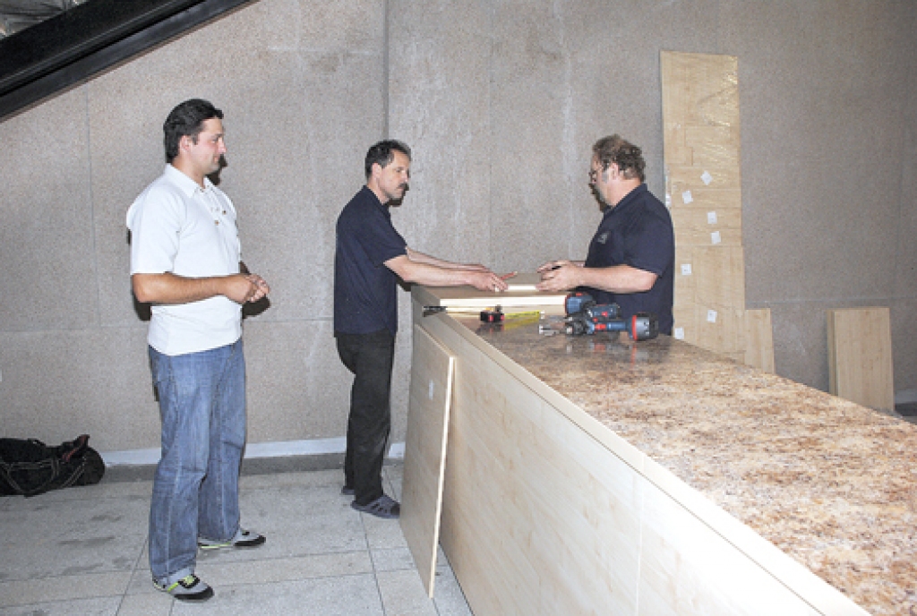 Garderobes aprīkojumu uzstāda SIA «Sanoda» mēbeļu montētāji Aldis Rīvītis (no labās) un Jānis Bāliņš. Darbam līdzi seko kultūras centra «Kamarde» vadītājs Lauris Krasņikovs. 