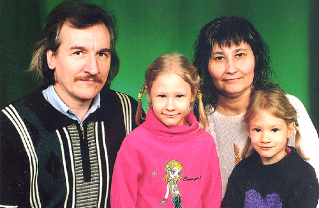 Ģimenes kopbilde. Jubilārs (no kreisās) ar meitām Aiju un Ievu Lauru, sievu Veroniku pirms pieciem gadiem. 