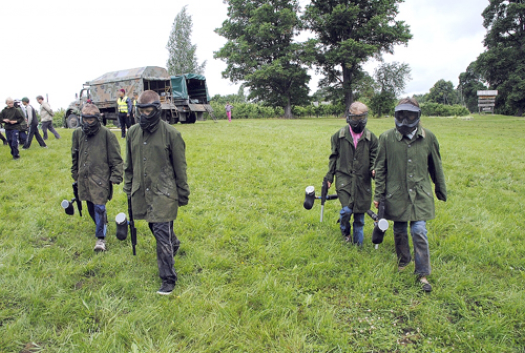 Jaunsargi gatavojas aizraujošākajai spēlei – peintbolam.