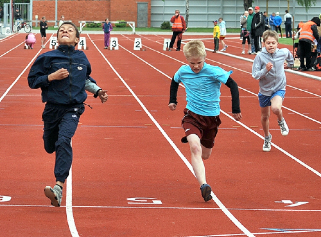 Ričards Kasendu (no kreisās) finišē Bauskas novada olimpiādē.