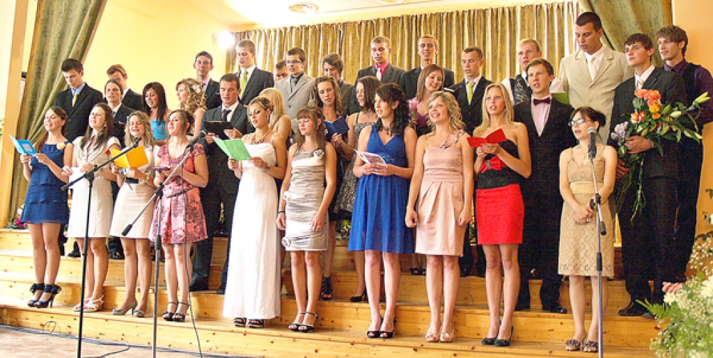 12.b un 12.c klases atvadu dziesma skolai izskanēja no sirds. 